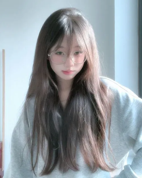 Kính vuông làm điểm nhấn gương mặt sáng trong