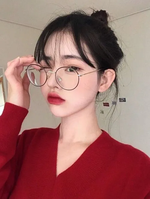 Kính gọng tròn gợi trẻ trung cho biểu cảm gương mặt