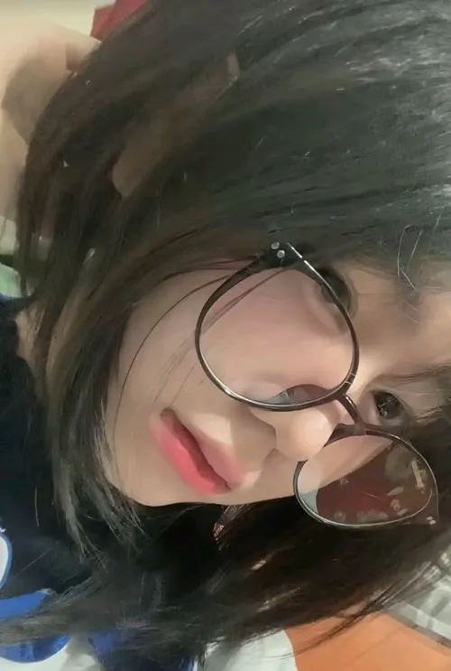 Kính gọng tròn mang trẻ trung tự nhiên