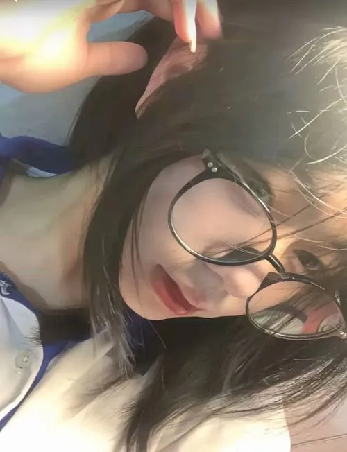 Phong cách vintage kết hợp kính tròn trẻ trung