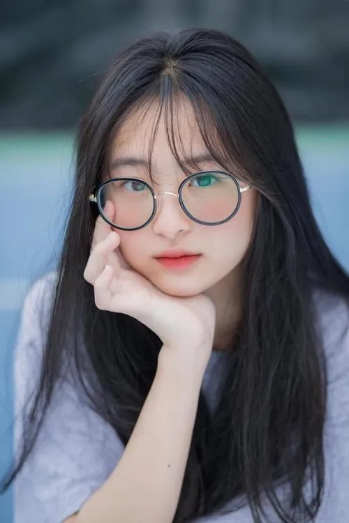 Góc chụp cận mặt làm rõ biểu cảm gương mặt nhẹ