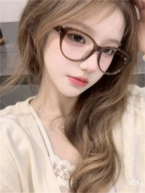 Gái xinh đeo kính tạo tri thức dễ mến