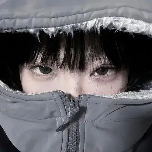 Cô gái bí ẩn đứng yên khi im lặng tạo dư ảnh