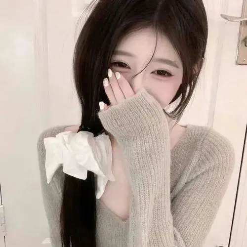 Cô nàng cường độ ánh sáng thấp tạo bí ẩn