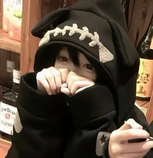 Mỹ nhân hướng cơ thể quay lưng đầy dụng ý