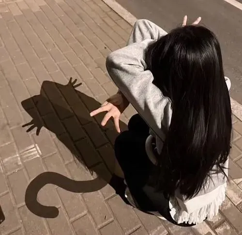 Mỹ nhân giấu mặt trong trang phục tối giản dẫn cảm xúc