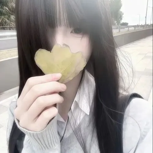 Cô nàng quay lưng dưới ánh sáng nghiêng nổi hình khối