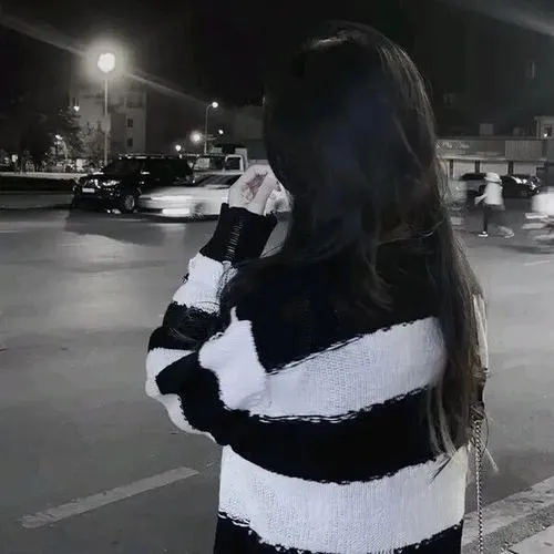 Thiếu nữ quay lưng giữa không gian tĩnh gợi bí ẩn sâu