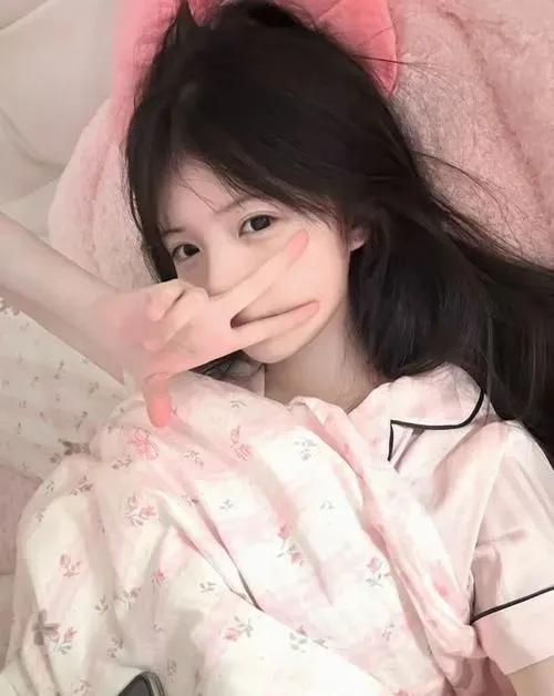 Nàng thơ mái tóc và bờ vai hòa vào bóng