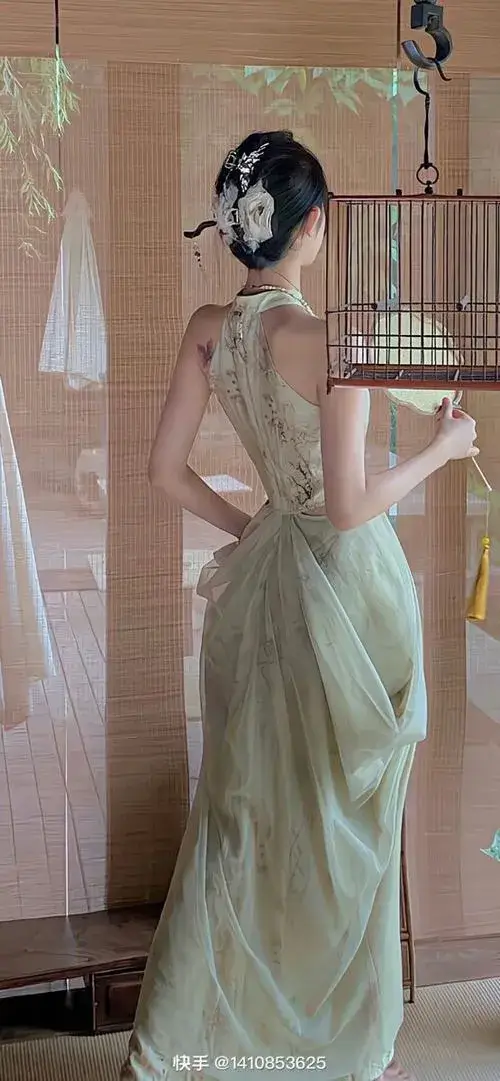 Không khí ảnh lặng lẽ bao quanh cô gái đầy cảm xúc