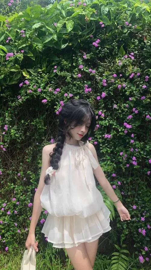 Làn da mịn màng tỏa sáng trong ánh sáng tự nhiên tán xạ