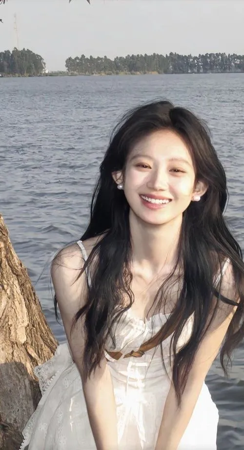 Gái đẹp nghệ thuật khoe vẻ đẹp nghệ thuật trong không gian mờ