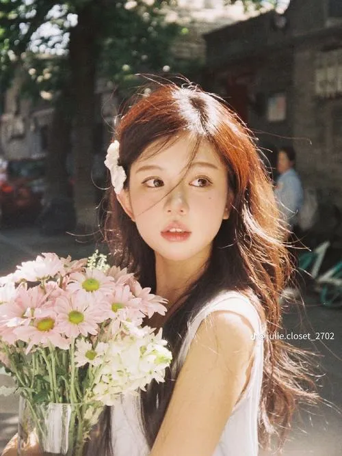 Ảnh concept nữ tính với trang phục lụa và ánh đèn thấp