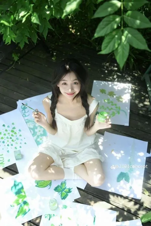 Mơ hồ phủ lên ánh mắt và bờ môi quyến rũ