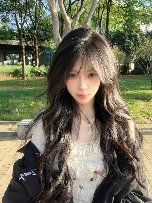 Hình thể mềm mại hòa cùng bố cục tối giản giàu chiều sâu