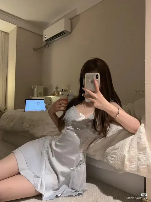 Tà váy ngắn làm đôi chân thêm cuốn