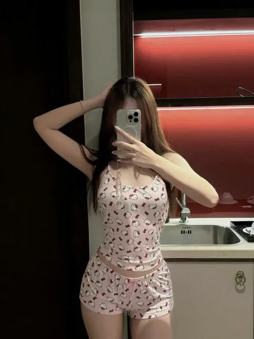 Mơn mởn làn da cùng áo ngủ ren