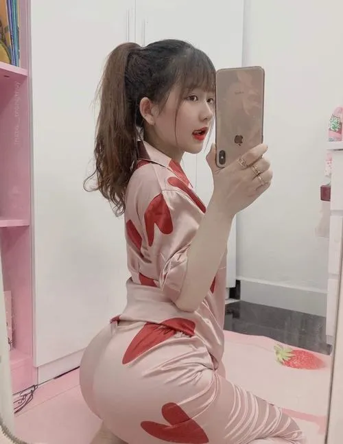 Đường cong mềm mại nổi bật nhờ form ôm nhẹ.