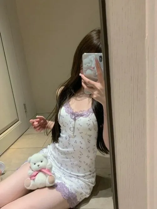 Đồ ngủ lả lơi hòa cùng ánh đèn ngủ dịu nhẹ