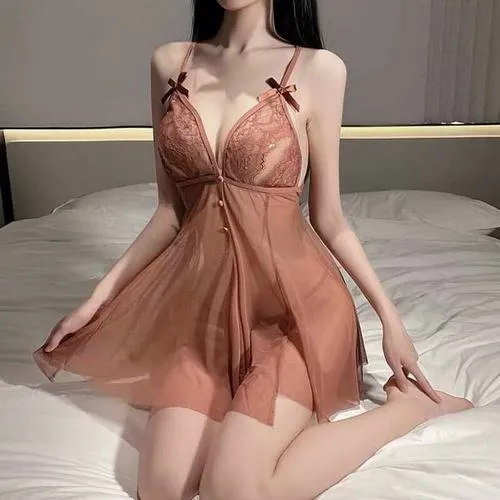 Biểu cảm nửa kín nửa hở khiến khung hình nóng lên.