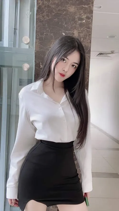 Người mẫu ảnh khoe váy ngắn trong bức ảnh nghệ thuật