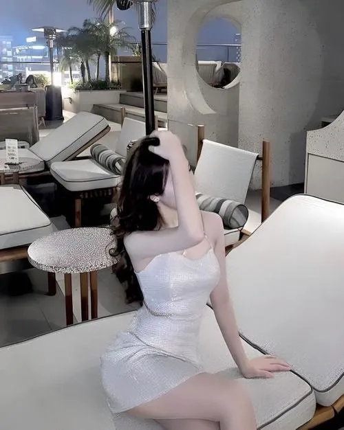 Vẻ đẹp của gái xinh khi diện váy ngắn luôn khiến ánh nhìn dừng lại