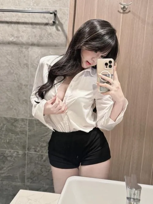 Gái đẹp diện váy ngắn mang vẻ thướt tha tự nhiên