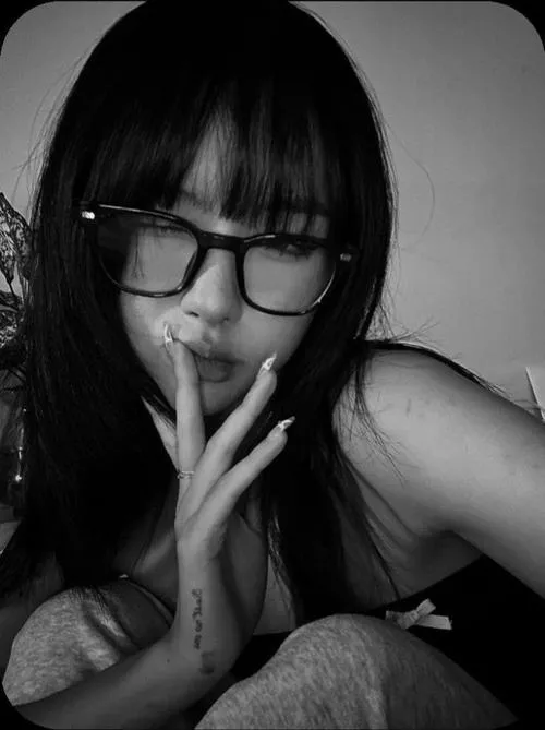 Gái đẹp ngầu thể hiện chất riêng qua vibe tối