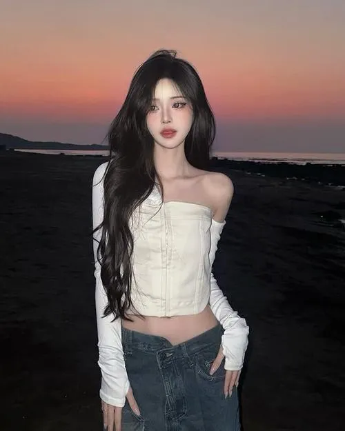 Gái xinh hòa ánh sáng lạnh với thần thái nghệ thuật