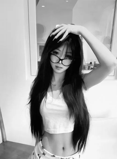 Gái xinh mang vibe u tối với thần thái trầm mặc nghệ thuật