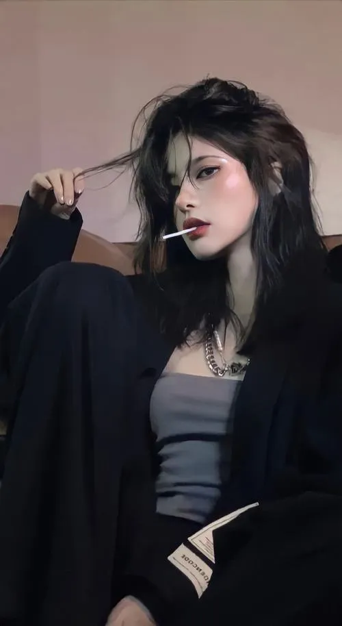 Girl lạnh lùng trong không gian hẹp tăng vibe lạnh