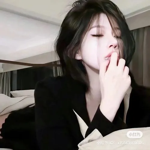 Gái xinh phong cách mạnh với màu xám khói nghệ thuật