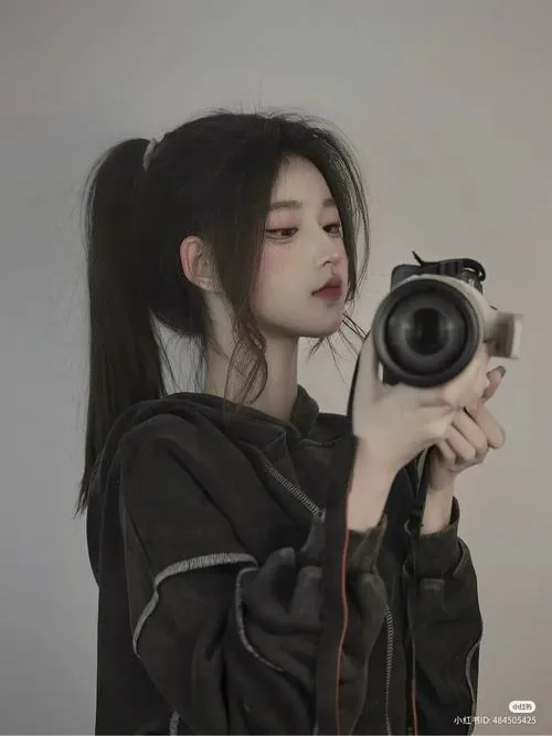 Girl lạnh lùng kết hợp makeup sắc và ánh nhìn thẳng