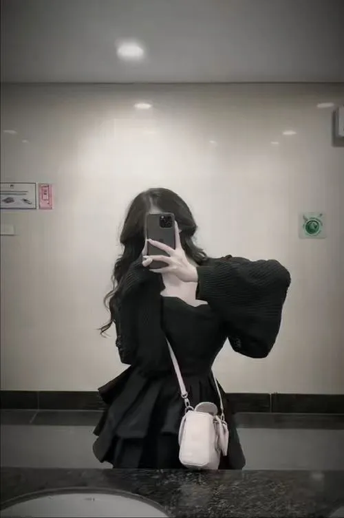 Gái xinh mang phong cách ngầu với vibe lạnh lùng đầy thần thái cuốn hút