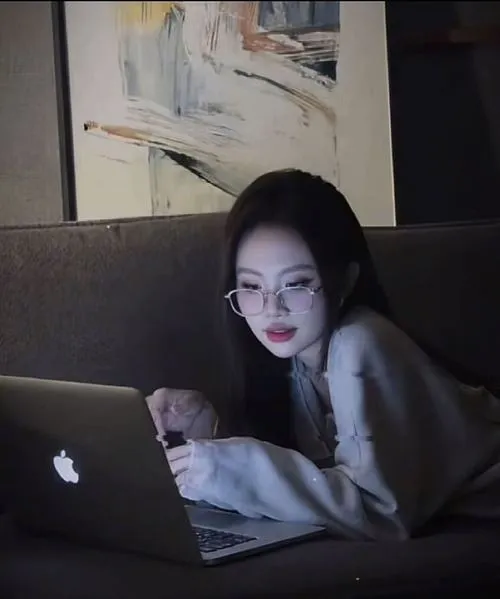 Ảnh gái xinh ngầu với vibe lạnh lùng khiến ánh nhìn không thể rời