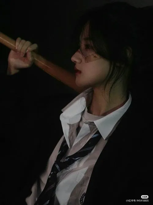 Gái xinh chụp concept bóng đổ tạo cảm giác xa cách