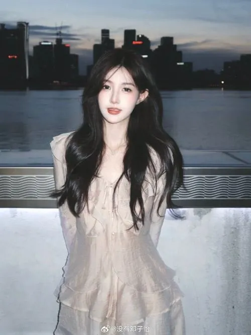 Makeup nhẹ nhấn mạnh nét sắc lạnh gương mặt