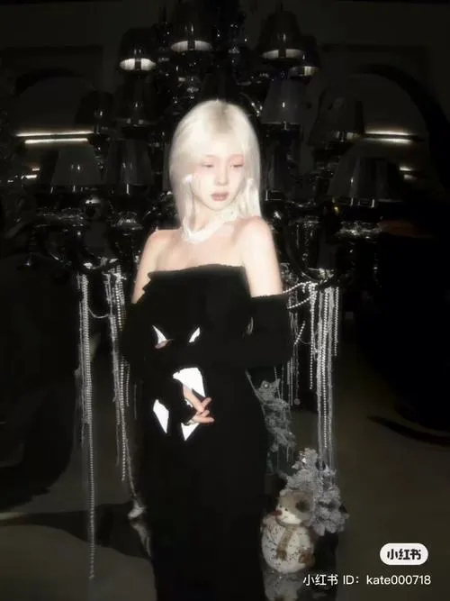 Gái xinh tạo vibe cô độc giữa bối cảnh trống