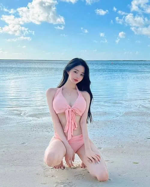 Nóng bỏng hiện lên khi gái xinh mặc bikini tự tin