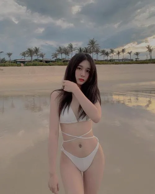 Hot girl tiktok bikini tỏa vibe mùa hè giữa không gian biển rực nắng