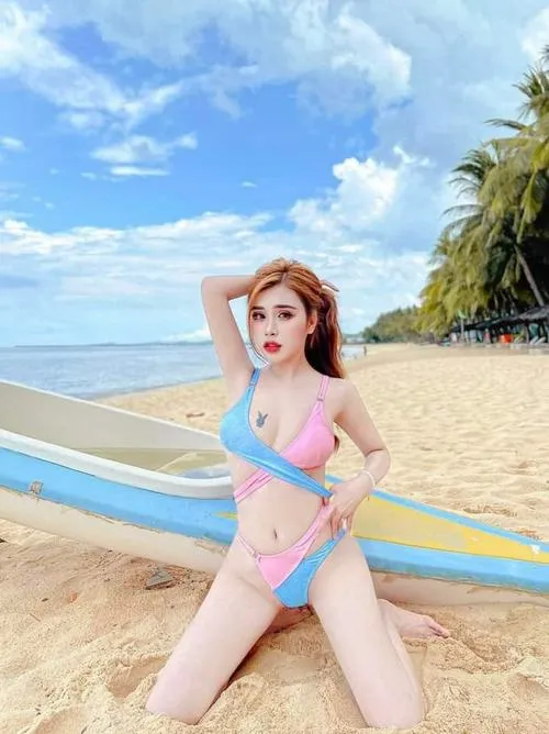 Gái xinh khoe bikini giữa ánh nắng biển đầy gợi cảm
