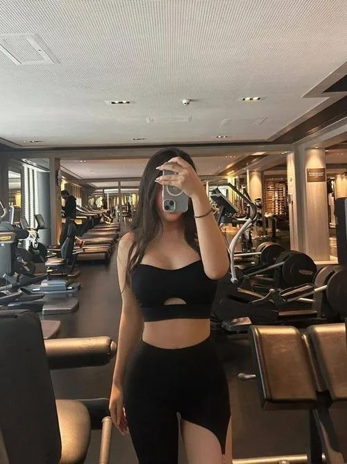 Trang phục gồm áo tập và quần gym tôn dáng rõ rệt