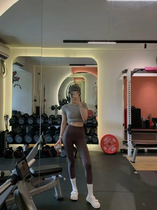 Gái gym xinh khoe body khỏe khoắn đầy năng lượng tích cực