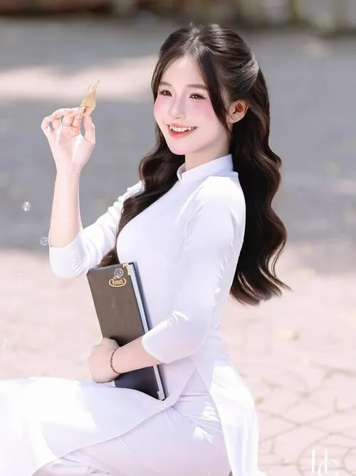 Ánh nhìn nữ sinh 2k8 mang vẻ đẹp mộc mạc