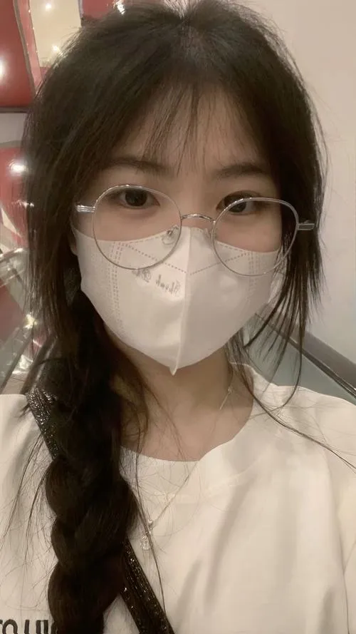 Ảnh gái xinh k8 che mặt ghi lại vẻ đẹp hồn nhiên rất riêng của tuổi trẻ