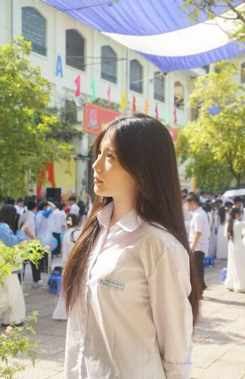 Vẻ đẹp gái xinh 2k8 hòa cùng ánh sáng tự nhiên