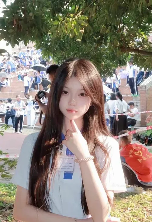 Ánh nhìn nữ sinh 2k8 tạo cảm giác gần gũi