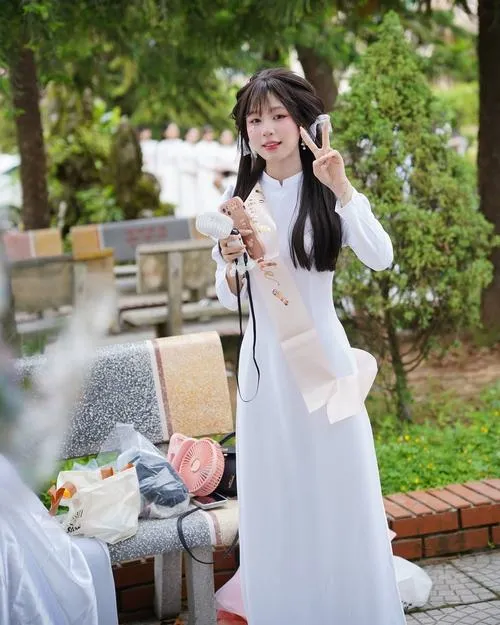 Gái xinh sinh năm 2008 trong tà áo dài vẻ đẹp nhẹ nhàng