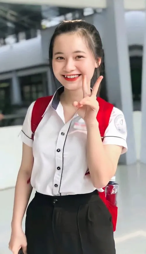 Trang phục basic đặt trên phông nền sáng