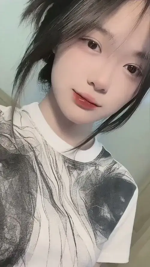 Nữ sinh 2k5 sở hữu phong thái nhẹ nhàng tinh khôi